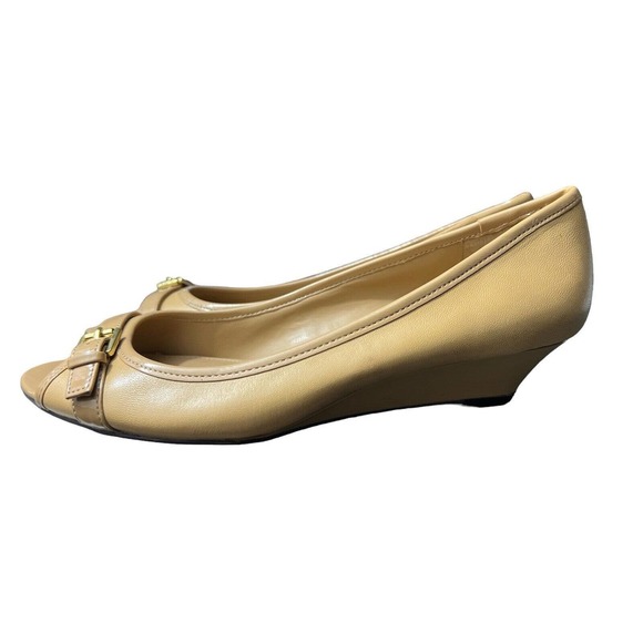 Lauren Ralph Lauren‎ Madison Beige Wedge Buckle Pumps Slip On Size 6.5B - Picture 1 of 7